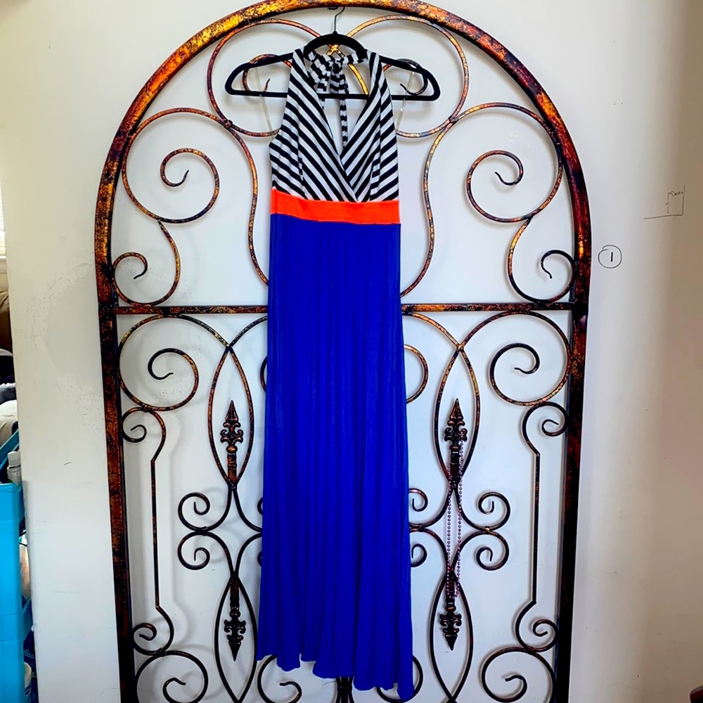 Long, stretchy maxi dress.
